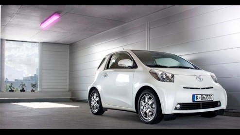 Hij is he-le-maal af, de Toyota iQ. Ht staaltje techniek van de Japanners, verstopt in een drie meter lang koetsje met lange wielbasis, vol vernuftigheden en relatief groot ruimte-aanbod. Een wereldp
