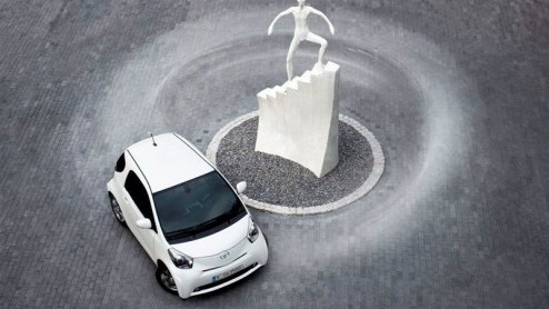 Hij is he-le-maal af, de Toyota iQ. Ht staaltje techniek van de Japanners, verstopt in een drie meter lang koetsje met lange wielbasis, vol vernuftigheden en relatief groot ruimte-aanbod. Een wereldp