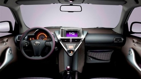 Hij is he-le-maal af, de Toyota iQ. Ht staaltje techniek van de Japanners, verstopt in een drie meter lang koetsje met lange wielbasis, vol vernuftigheden en relatief groot ruimte-aanbod. Een wereldp
