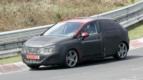 We hebben al even kunnen kennismaken met de nieuwe Seat Ibiza. De snelle FR-uitvoering hebben de Spanjaarden nog even onder de pet gehouden, maar getuige deze spionagebeelden rijdt deze sportieve Span
