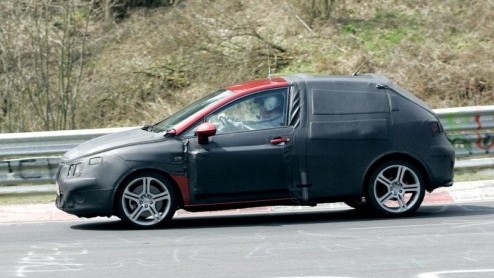 We hebben al even kunnen kennismaken met de nieuwe Seat Ibiza. De snelle FR-uitvoering hebben de Spanjaarden nog even onder de pet gehouden, maar getuige deze spionagebeelden rijdt deze sportieve Span