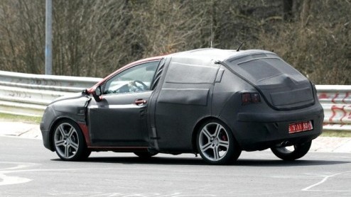 We hebben al even kunnen kennismaken met de nieuwe Seat Ibiza. De snelle FR-uitvoering hebben de Spanjaarden nog even onder de pet gehouden, maar getuige deze spionagebeelden rijdt deze sportieve Span