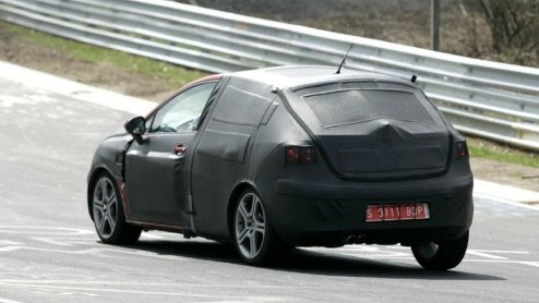 We hebben al even kunnen kennismaken met de nieuwe Seat Ibiza. De snelle FR-uitvoering hebben de Spanjaarden nog even onder de pet gehouden, maar getuige deze spionagebeelden rijdt deze sportieve Span