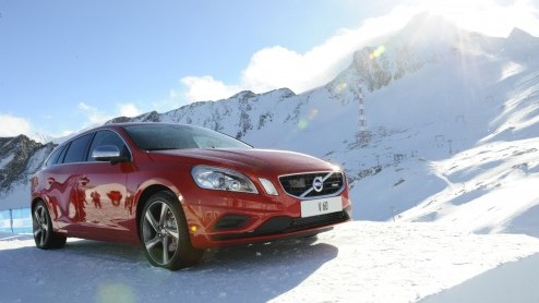 Volvo's voelen zich van origine kiplekker in de kou. De PR-afdeling van het merk ook, want voor het vijfde jaar op rij heeft Volvo het Ice Camp opgezet. Dat bestaat uit een groot iglocomplex in de Alp