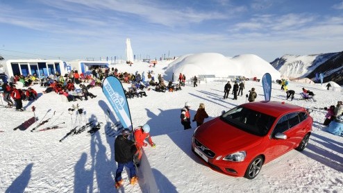 Volvo's voelen zich van origine kiplekker in de kou. De PR-afdeling van het merk ook, want voor het vijfde jaar op rij heeft Volvo het Ice Camp opgezet. Dat bestaat uit een groot iglocomplex in de Alp