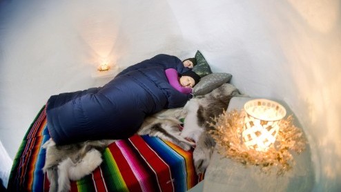 Volvo's voelen zich van origine kiplekker in de kou. De PR-afdeling van het merk ook, want voor het vijfde jaar op rij heeft Volvo het Ice Camp opgezet. Dat bestaat uit een groot iglocomplex in de Alp