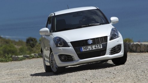 De nieuwe Suzuki Swift is inmiddels geen onbekende meer op de Nederlandse wegen. En ding had hij voor de sportievelingen nog wel nodig; een beetje pit. De Japanners houden de traditie in ere en hebbe