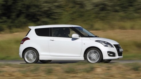 De nieuwe Suzuki Swift is inmiddels geen onbekende meer op de Nederlandse wegen. En ding had hij voor de sportievelingen nog wel nodig; een beetje pit. De Japanners houden de traditie in ere en hebbe