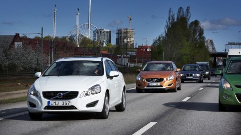 Volvo zet een nieuwe stap in de richting van autonoom rijden met Trafic Jam Assist. Dit assistentiesysteem voor in de file, waarbij de auto het voertuig vr zich automatisch volgt in langzaam rijdend