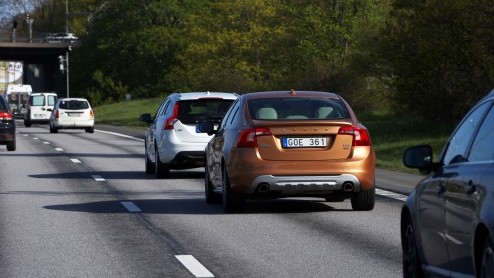 Volvo zet een nieuwe stap in de richting van autonoom rijden met Trafic Jam Assist. Dit assistentiesysteem voor in de file, waarbij de auto het voertuig vr zich automatisch volgt in langzaam rijdend