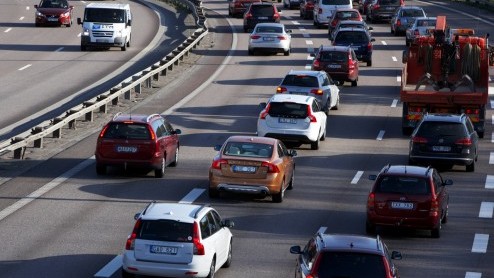 Volvo zet een nieuwe stap in de richting van autonoom rijden met Trafic Jam Assist. Dit assistentiesysteem voor in de file, waarbij de auto het voertuig vr zich automatisch volgt in langzaam rijdend