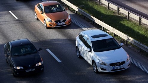 Volvo zet een nieuwe stap in de richting van autonoom rijden met Trafic Jam Assist. Dit assistentiesysteem voor in de file, waarbij de auto het voertuig vr zich automatisch volgt in langzaam rijdend