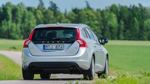 Volvo heeft de prijzen van de S60 en V60 lichtjes bijgesteld. Veel uitvoeringen zijn net even iets goedkoper geworden. Juist opvallend is dat voortaan voor een automatische transmissie flink meer moet