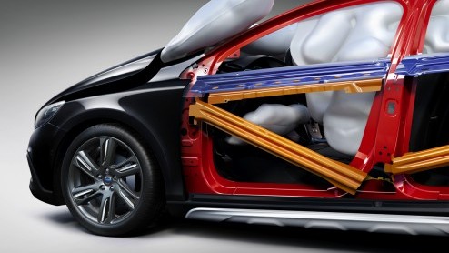 Precies in het jaar dat Volvo de voetgangersairbag heeft onthuld in de nieuwe V40, viert de plofzak in Volvo-modellen zijn 25e verjaardag. Hoe is de ontwikkeling van deze onmisbare veiligheidsaccessoi