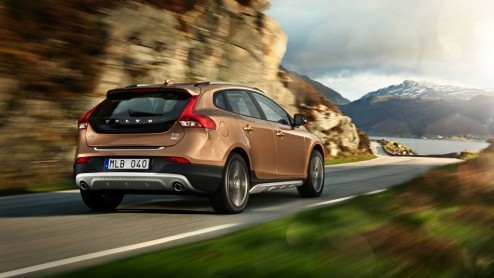 Volvo kon de tweede nieuwe variant van de V40 niet meer voor zich houden en verklapt daarom zelf alvast de V40 Cross Country. Inderdaad, de stoere versie van de V40 heet geen XC40, maar de Zweden hebb