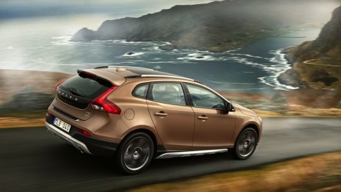 Volvo kon de tweede nieuwe variant van de V40 niet meer voor zich houden en verklapt daarom zelf alvast de V40 Cross Country. Inderdaad, de stoere versie van de V40 heet geen XC40, maar de Zweden hebb