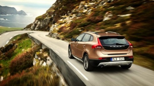 Volvo kon de tweede nieuwe variant van de V40 niet meer voor zich houden en verklapt daarom zelf alvast de V40 Cross Country. Inderdaad, de stoere versie van de V40 heet geen XC40, maar de Zweden hebb