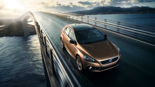 Volvo kon de tweede nieuwe variant van de V40 niet meer voor zich houden en verklapt daarom zelf alvast de V40 Cross Country. Inderdaad, de stoere versie van de V40 heet geen XC40, maar de Zweden hebb