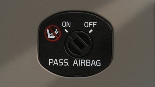 Precies in het jaar dat Volvo de voetgangersairbag heeft onthuld in de nieuwe V40, viert de plofzak in Volvo-modellen zijn 25e verjaardag. Hoe is de ontwikkeling van deze onmisbare veiligheidsaccessoi