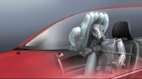 Precies in het jaar dat Volvo de voetgangersairbag heeft onthuld in de nieuwe V40, viert de plofzak in Volvo-modellen zijn 25e verjaardag. Hoe is de ontwikkeling van deze onmisbare veiligheidsaccessoi