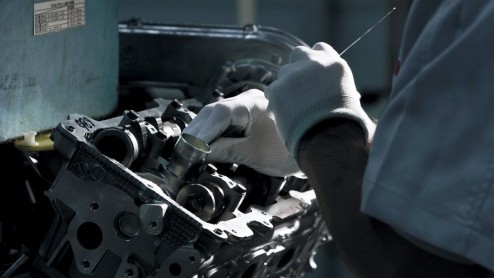 Ja hoor, kom maar door. Nissan heeft de GT-R voor volgend jaar opnieuw aangepakt. Door de hele auto opnieuw te bekijken en subtiele aanpassingen te verrichten is de image builder van de Japanners nog 