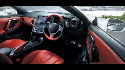 Ja hoor, kom maar door. Nissan heeft de GT-R voor volgend jaar opnieuw aangepakt. Door de hele auto opnieuw te bekijken en subtiele aanpassingen te verrichten is de image builder van de Japanners nog 
