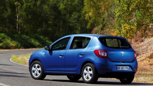 Dacia stoomt lekker door met nieuwe modellen. Na de Duster en de kersverse Lodgy is het tijd voor een nieuwe Logan en Sandero. Dit zijn de eerste beelden en details.