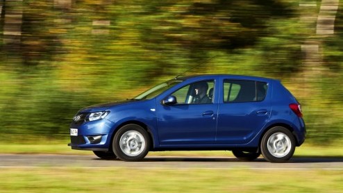 Dacia stoomt lekker door met nieuwe modellen. Na de Duster en de kersverse Lodgy is het tijd voor een nieuwe Logan en Sandero. Dit zijn de eerste beelden en details.