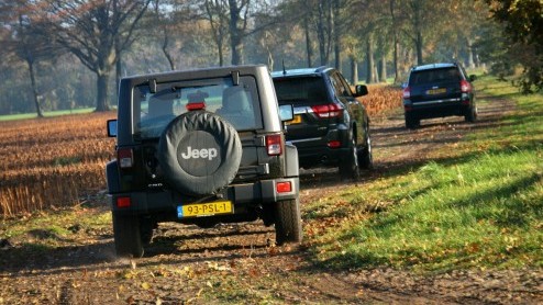 We weten het allemaal: wie jarig is geeft een feestje. Jeep heeft haar 70 jarige bestaan met speciale jubileummodellen voor de consument kracht bij gezet. Voor de pers stond een deel van een groot Bra