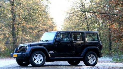 We weten het allemaal: wie jarig is geeft een feestje. Jeep heeft haar 70 jarige bestaan met speciale jubileummodellen voor de consument kracht bij gezet. Voor de pers stond een deel van een groot Bra
