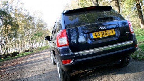 We weten het allemaal: wie jarig is geeft een feestje. Jeep heeft haar 70 jarige bestaan met speciale jubileummodellen voor de consument kracht bij gezet. Voor de pers stond een deel van een groot Bra