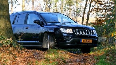 We weten het allemaal: wie jarig is geeft een feestje. Jeep heeft haar 70 jarige bestaan met speciale jubileummodellen voor de consument kracht bij gezet. Voor de pers stond een deel van een groot Bra