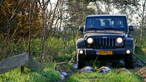 We weten het allemaal: wie jarig is geeft een feestje. Jeep heeft haar 70 jarige bestaan met speciale jubileummodellen voor de consument kracht bij gezet. Voor de pers stond een deel van een groot Bra