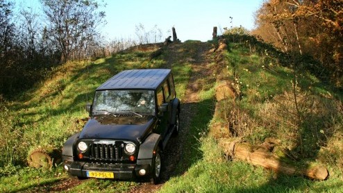 We weten het allemaal: wie jarig is geeft een feestje. Jeep heeft haar 70 jarige bestaan met speciale jubileummodellen voor de consument kracht bij gezet. Voor de pers stond een deel van een groot Bra