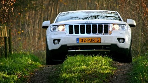 We weten het allemaal: wie jarig is geeft een feestje. Jeep heeft haar 70 jarige bestaan met speciale jubileummodellen voor de consument kracht bij gezet. Voor de pers stond een deel van een groot Bra