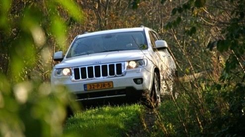 We weten het allemaal: wie jarig is geeft een feestje. Jeep heeft haar 70 jarige bestaan met speciale jubileummodellen voor de consument kracht bij gezet. Voor de pers stond een deel van een groot Bra