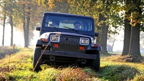We weten het allemaal: wie jarig is geeft een feestje. Jeep heeft haar 70 jarige bestaan met speciale jubileummodellen voor de consument kracht bij gezet. Voor de pers stond een deel van een groot Bra