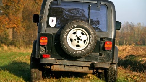 We weten het allemaal: wie jarig is geeft een feestje. Jeep heeft haar 70 jarige bestaan met speciale jubileummodellen voor de consument kracht bij gezet. Voor de pers stond een deel van een groot Bra