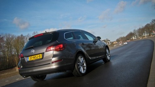 Opel heeft met de Insignia een krachtig signaal afgegeven dat hun middenklasser niet (meer) saai hoeft te zijn. Inmiddels is het de beurt aan de Astra  en dit geval de Astra ST  om het segment een b