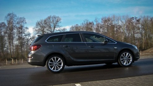 Opel heeft met de Insignia een krachtig signaal afgegeven dat hun middenklasser niet (meer) saai hoeft te zijn. Inmiddels is het de beurt aan de Astra  en dit geval de Astra ST  om het segment een b