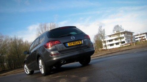 Opel heeft met de Insignia een krachtig signaal afgegeven dat hun middenklasser niet (meer) saai hoeft te zijn. Inmiddels is het de beurt aan de Astra  en dit geval de Astra ST  om het segment een b