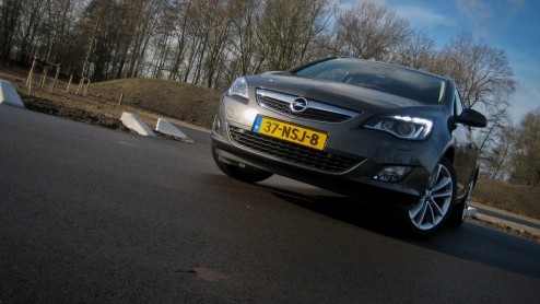 Opel heeft met de Insignia een krachtig signaal afgegeven dat hun middenklasser niet (meer) saai hoeft te zijn. Inmiddels is het de beurt aan de Astra  en dit geval de Astra ST  om het segment een b