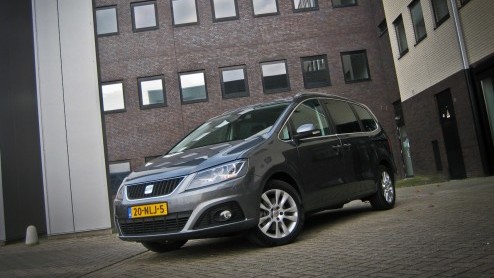 Goed nieuws voor grote gezinnen of grootverbruikers; de maxi-MPV wordt niet vergeten. Seat (en Volkswagen) komt - na lang wachten - met een nieuwe Alhambra voor de dag. Een weekje sturen in de Alhambr