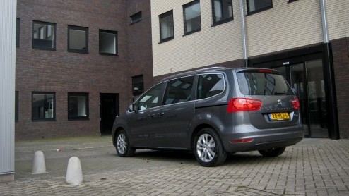 Goed nieuws voor grote gezinnen of grootverbruikers; de maxi-MPV wordt niet vergeten. Seat (en Volkswagen) komt - na lang wachten - met een nieuwe Alhambra voor de dag. Een weekje sturen in de Alhambr
