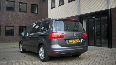Goed nieuws voor grote gezinnen of grootverbruikers; de maxi-MPV wordt niet vergeten. Seat (en Volkswagen) komt - na lang wachten - met een nieuwe Alhambra voor de dag. Een weekje sturen in de Alhambr