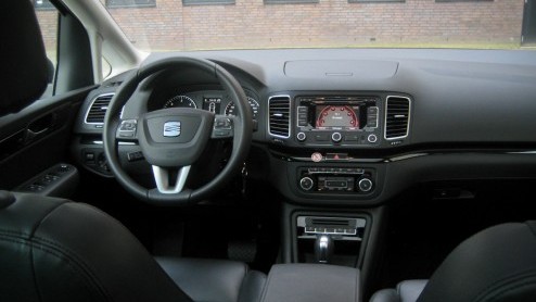 Goed nieuws voor grote gezinnen of grootverbruikers; de maxi-MPV wordt niet vergeten. Seat (en Volkswagen) komt - na lang wachten - met een nieuwe Alhambra voor de dag. Een weekje sturen in de Alhambr