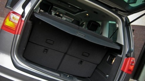 Goed nieuws voor grote gezinnen of grootverbruikers; de maxi-MPV wordt niet vergeten. Seat (en Volkswagen) komt - na lang wachten - met een nieuwe Alhambra voor de dag. Een weekje sturen in de Alhambr