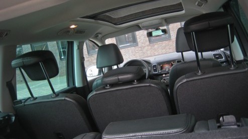 Goed nieuws voor grote gezinnen of grootverbruikers; de maxi-MPV wordt niet vergeten. Seat (en Volkswagen) komt - na lang wachten - met een nieuwe Alhambra voor de dag. Een weekje sturen in de Alhambr
