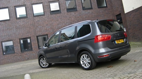 Goed nieuws voor grote gezinnen of grootverbruikers; de maxi-MPV wordt niet vergeten. Seat (en Volkswagen) komt - na lang wachten - met een nieuwe Alhambra voor de dag. Een weekje sturen in de Alhambr