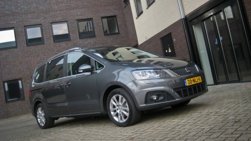Goed nieuws voor grote gezinnen of grootverbruikers; de maxi-MPV wordt niet vergeten. Seat (en Volkswagen) komt - na lang wachten - met een nieuwe Alhambra voor de dag. Een weekje sturen in de Alhambr